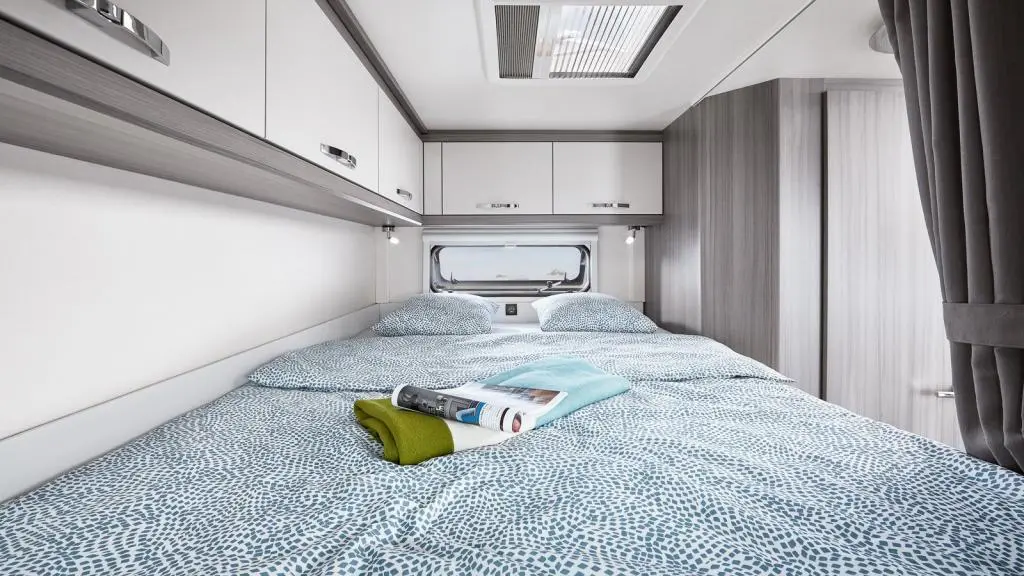 2021_rm_optima_ontour_alkoven_a60gf_innen_f_bett_BEAR_PRESSE_lowres.jpg