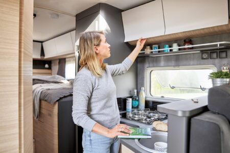 2023_rm_de_luxe_t75_hge_in_intro_kueche01_063_bear_PRESSE